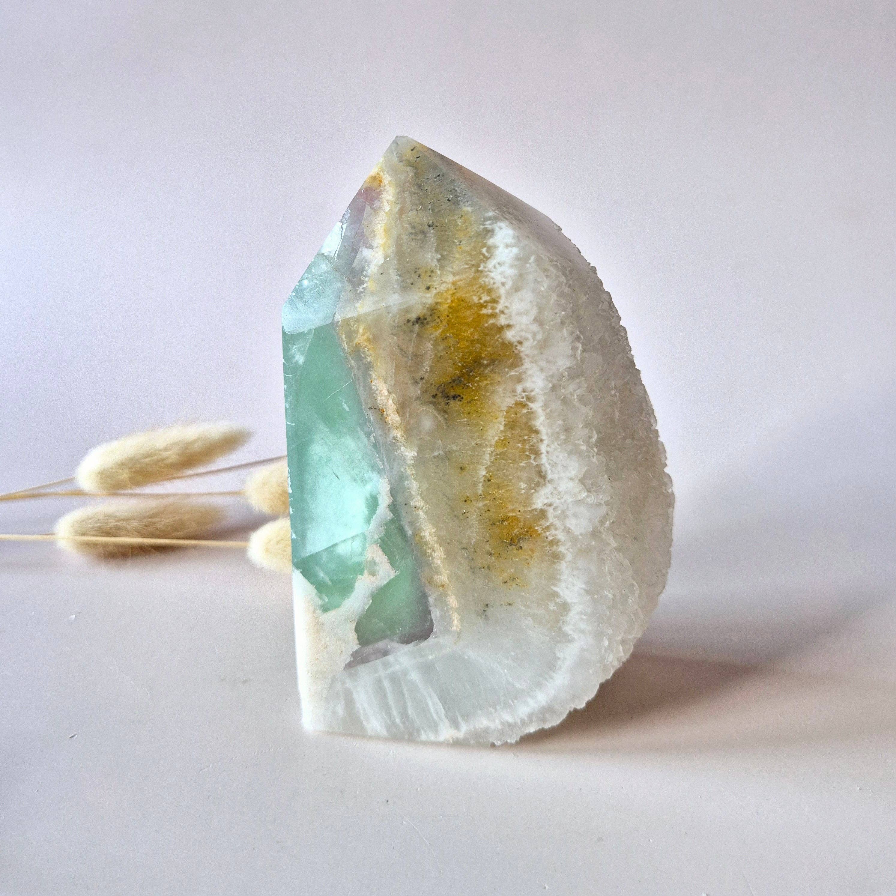 Grøn Fluorit Spids – Rå & Poleret | Unikt Druzy-stykke (512 g / 11 cm højt)