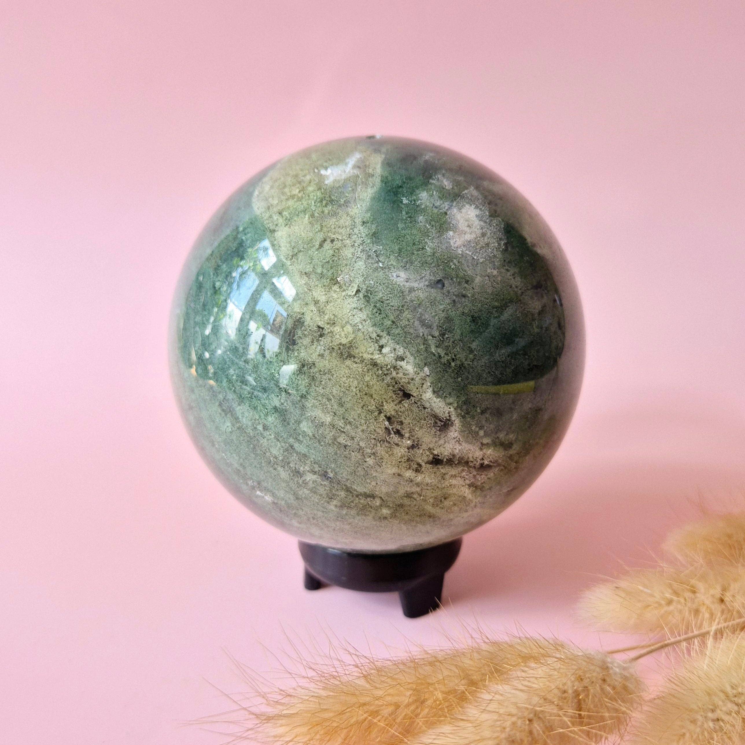 Krystal Kugle – Mosagat Druzy (90 mm, 971 g)
Mosagat druzy krystalkugle med en diameter på 9,5 cm og en vægt på 971 gram.