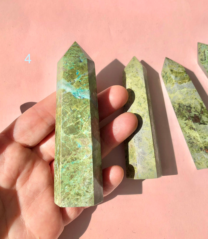 Chrysocolla Tårn 𓂀  Selvbevidsthed & indre balance 𓂀 Healer hjertesorg & øger evnen til at elske 𓂀 Nr.4-7