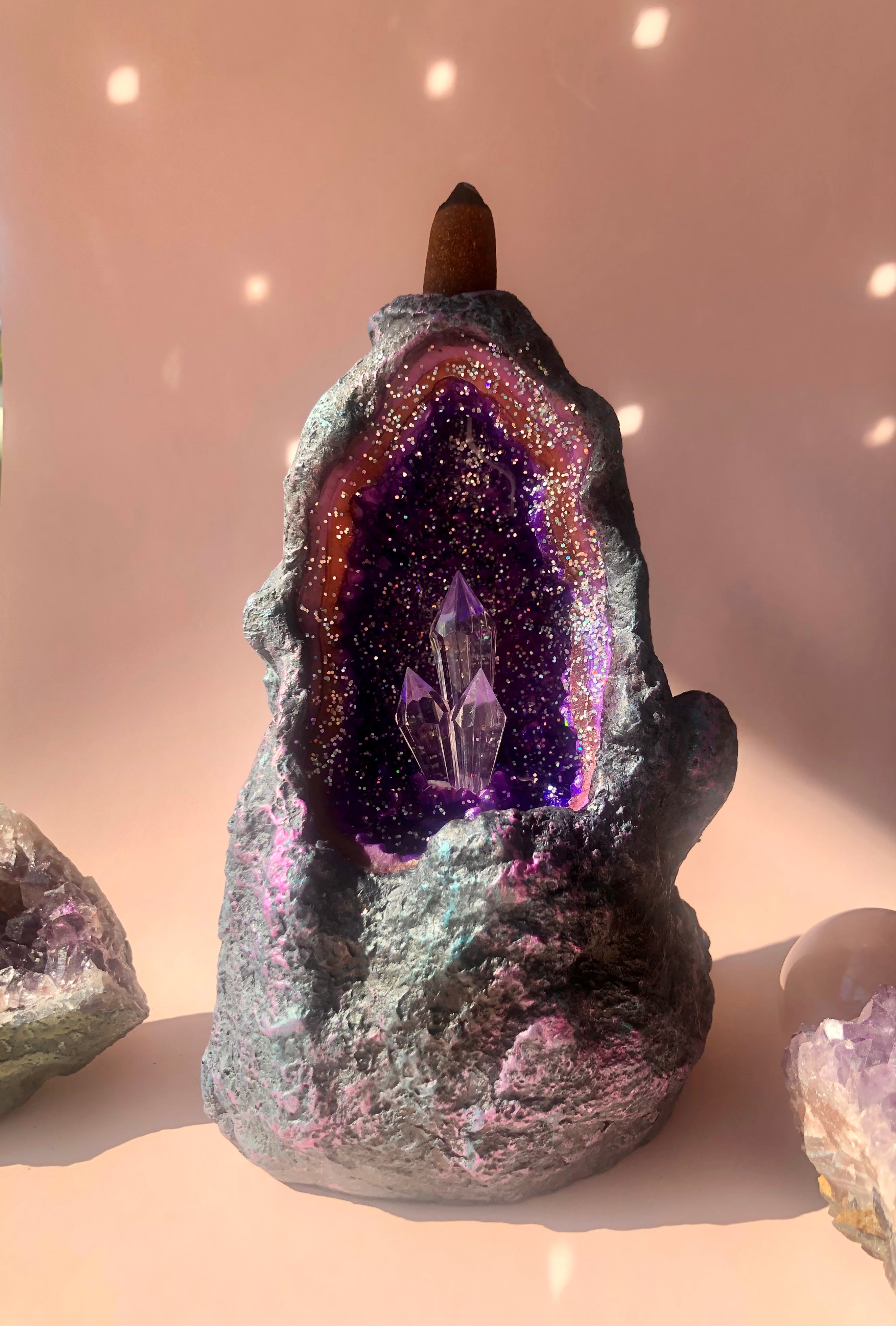 Månesøster Krystaller “ krystal Grotte” 𓂀 Røgelses holder med Batteridrevet Regnbue lys - Til Backflow kegle