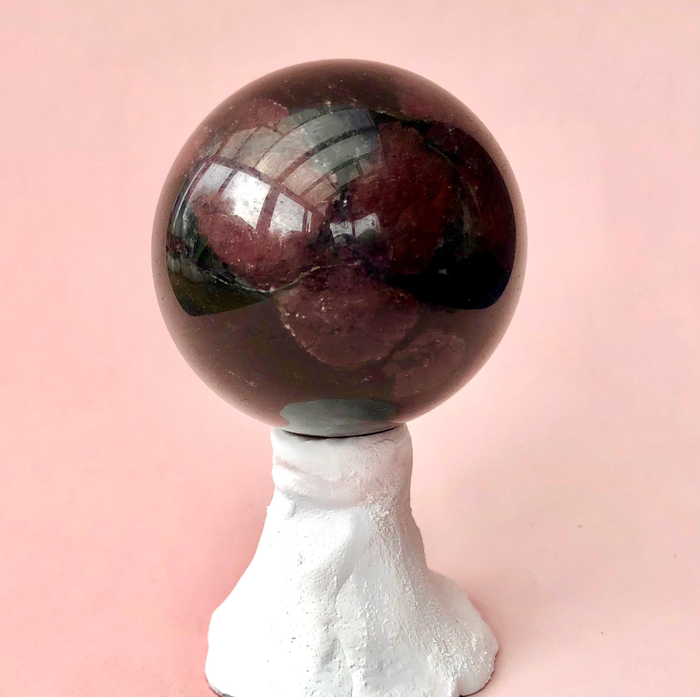 Granat i Astrophyllit Kugle ☾ “kærlighed, seksualitet & Kundalini
 ☾ 5 cm