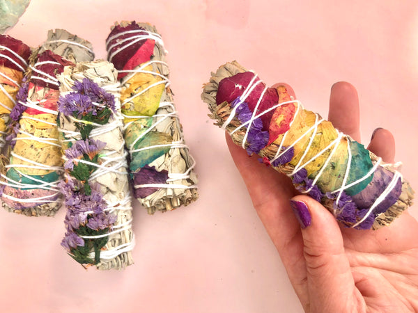 Månesøster Krystaller Regnbue Smudge Stick smudgestick ☾ Med Salvie & Rosenblade Røgelse