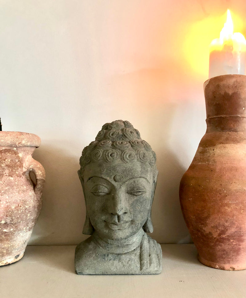 Månesøster Krystaller Buddha Hoved i Vulkansk Aske Buddha The Awakened 20,5 cm Høj