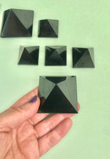 Shungit Pyramide ☾ EN MAGISK VIDUNDERSTEN ☾