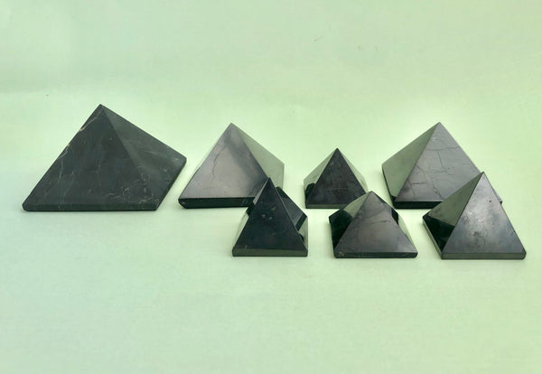 Shungit Pyramide ☾ EN MAGISK VIDUNDERSTEN ☾