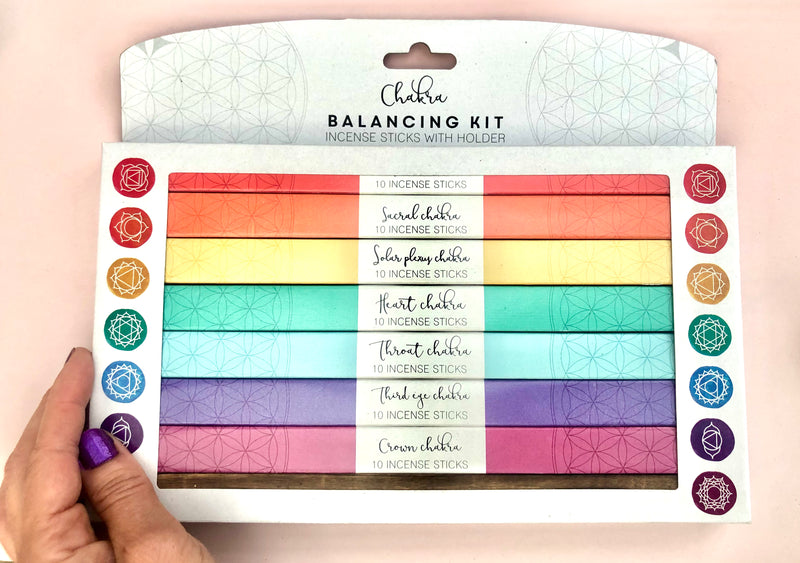 Månesøster Krystaller “Chakra Balancing Kit” RøgelsesPinde meditations æske med 7 pakker røgelse for hver chakra & en medfølgende røgelsesholder i træ