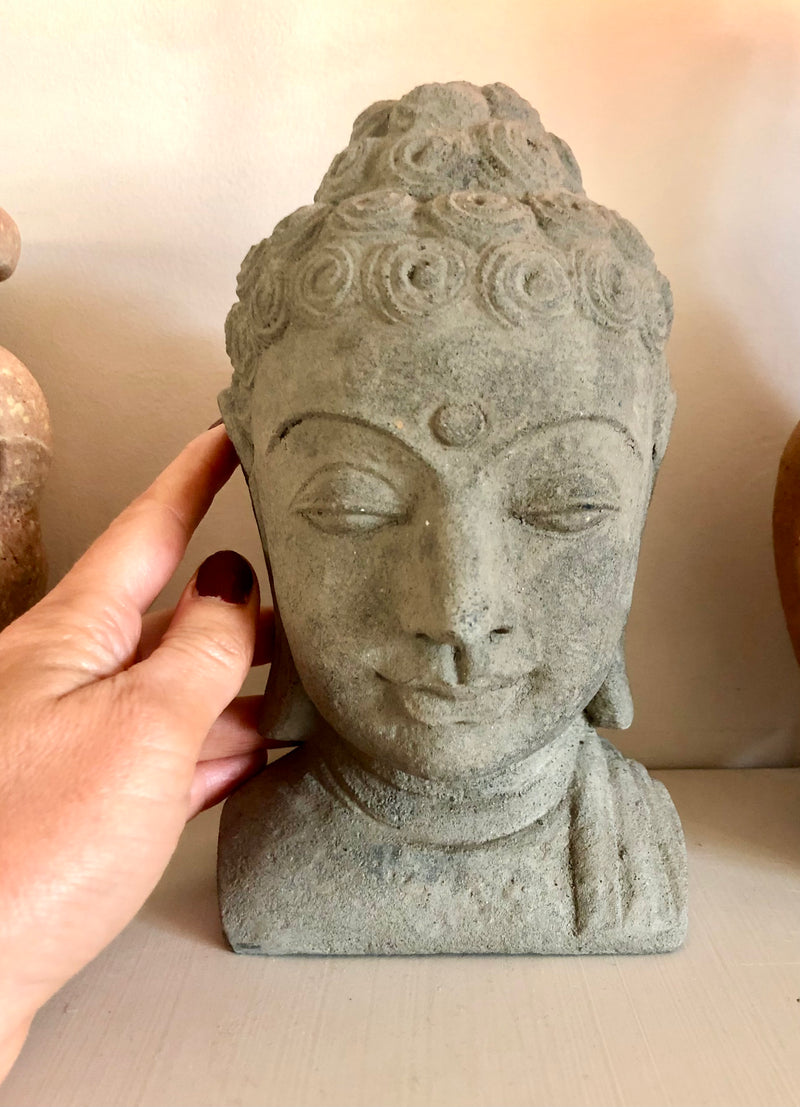 Månesøster Krystaller Buddha Hoved i Vulkansk Aske Buddha The Awakened 20,5 cm Høj