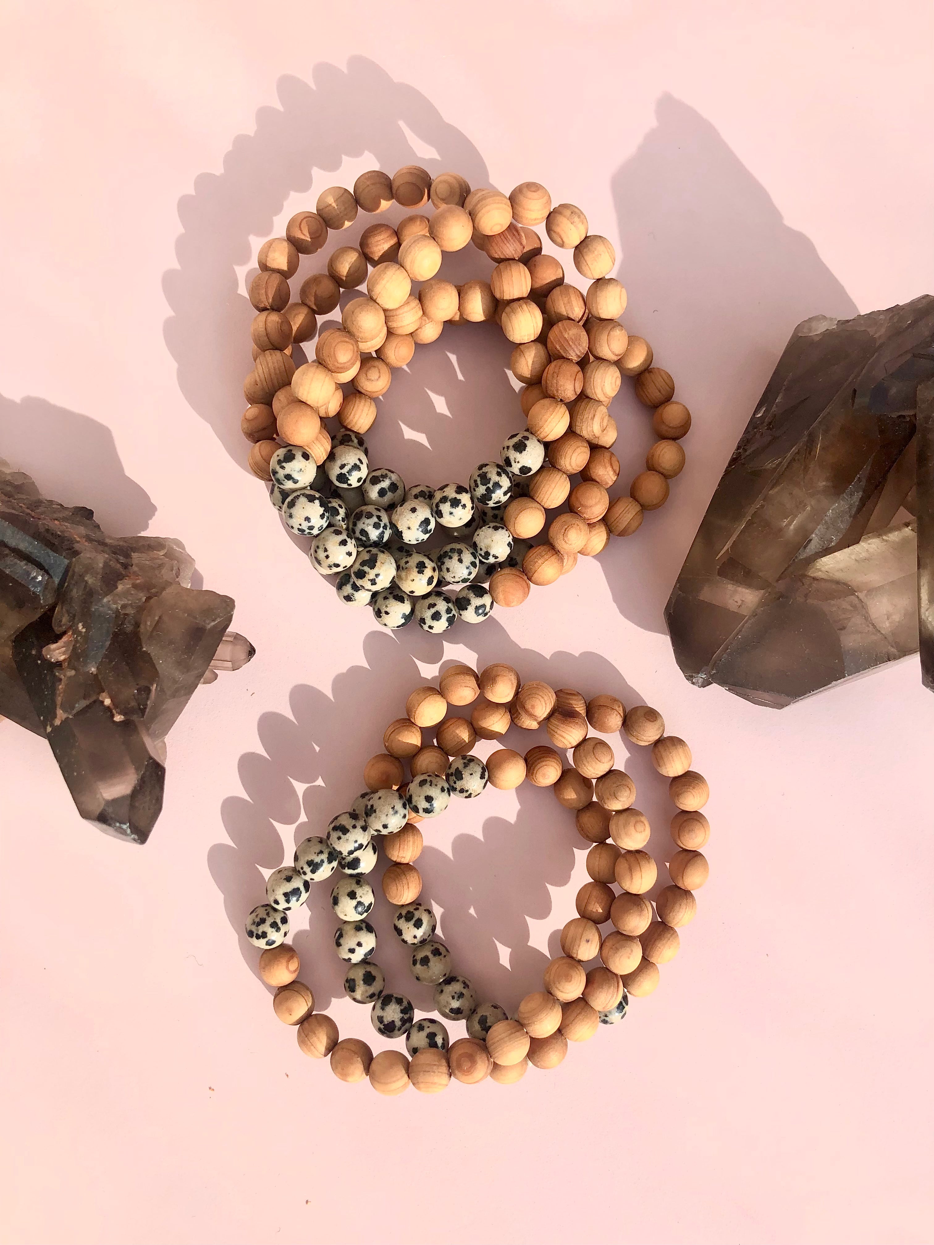 Dalmatiner Jaspis og Sandalwood ☾ Armbånd Månesøster Krystaller / MAANESOESTER.DK / MÅNESØSTER.DK