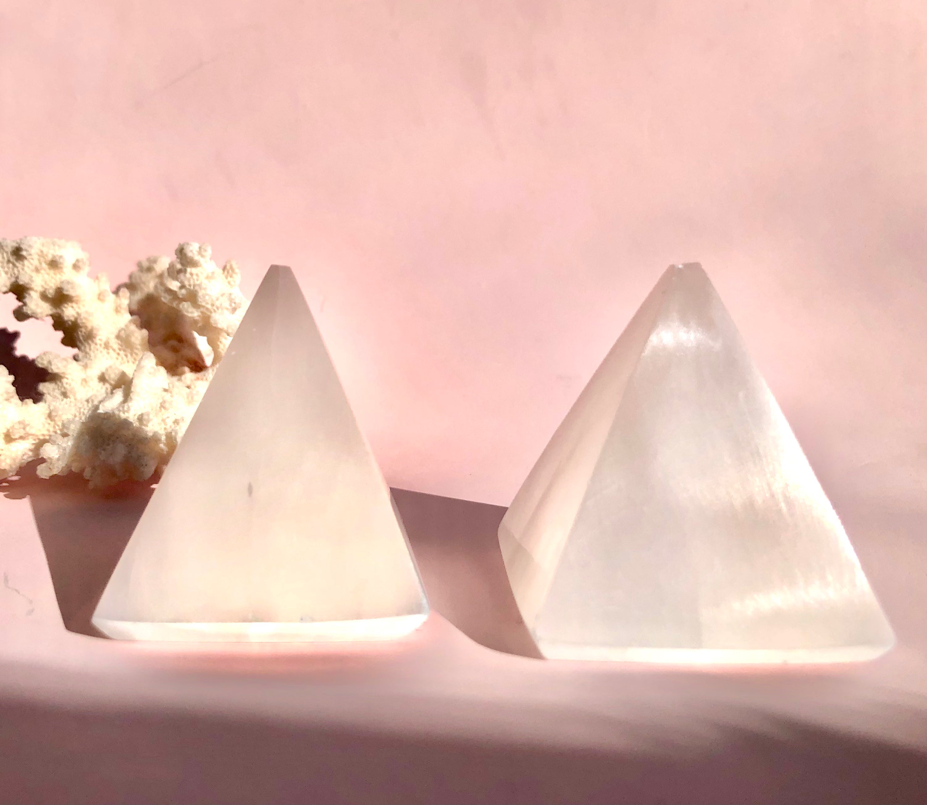 Selenit Pyramide ☾ 5 cm. / MÅNESØSTER.DK / MAANESOESTER.DK