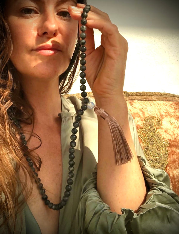 Månesøster Krystaller Mala Kæde ☾ Mantra “Jeg er Groundet, Jeg Er Stærk, Jeg Kan” ☾  Labradorit ☾ Spektrolit