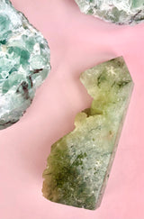 Prehnit Med Grøn Turmalin ☾ Universel Kanal, Universel Kærlighed & Indre underbevidstheds Arbejde ☾ 111 gram ☾ 9,2 cm ☾ Nr. 18