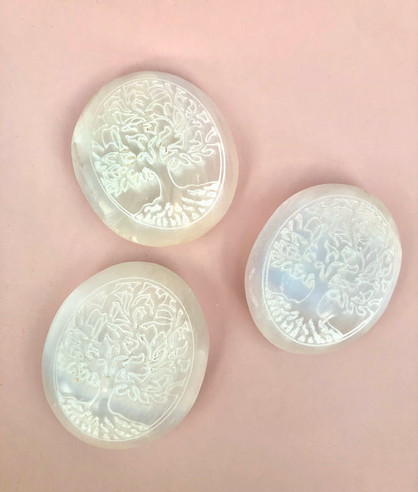 Selenit PalmStone  ☾ Med Livets Træ & Lotus Motiv