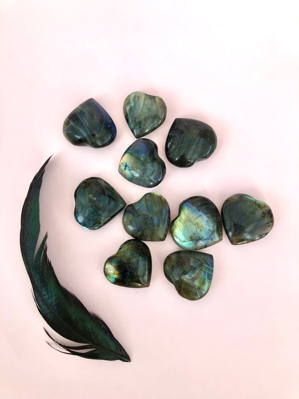 Lille Labradorit Hjerte ☾ Spirituelle evner, styrke, transformation & beskyttelse ☾ ca 3x3 cm