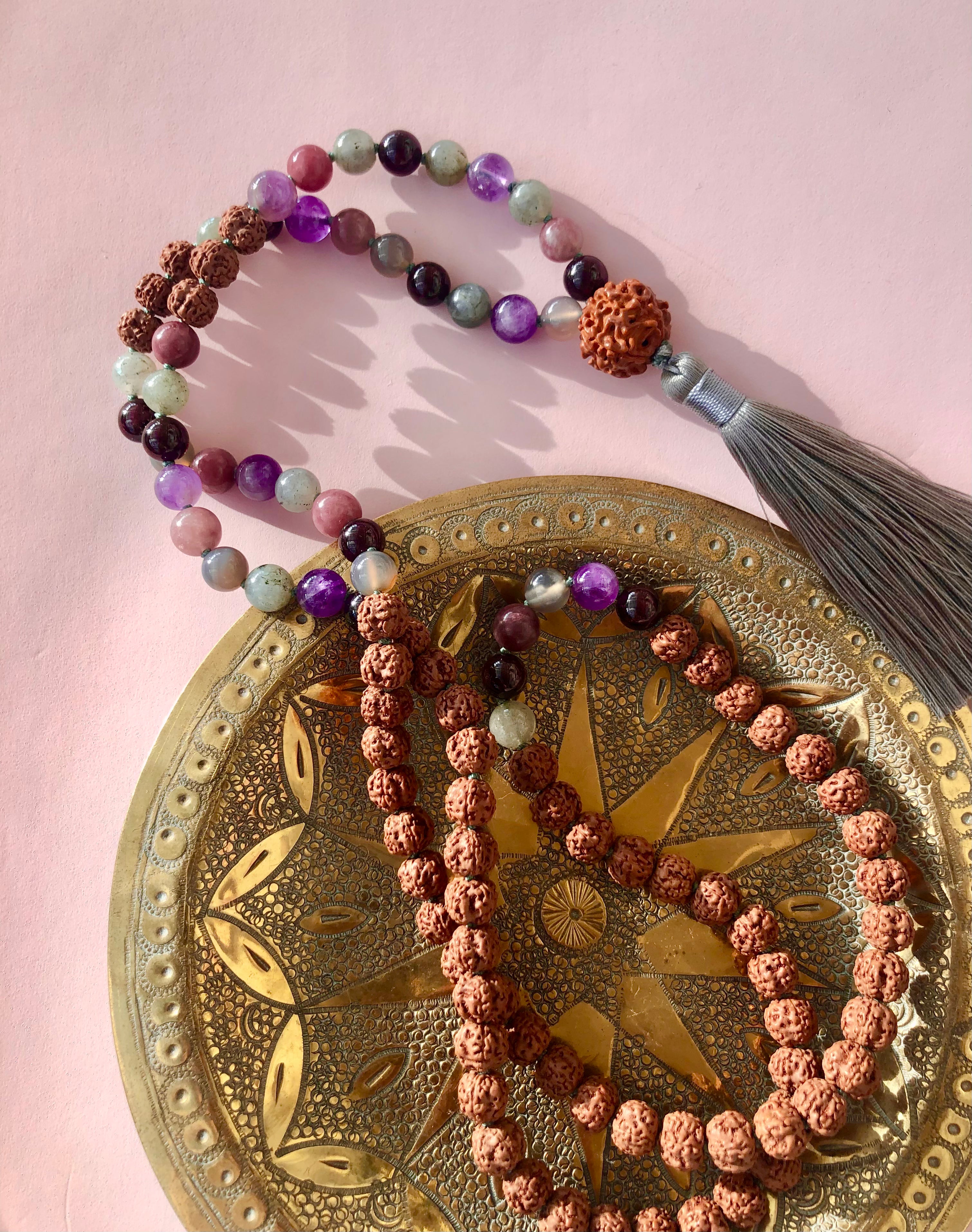 Månesøster Krystaller Rudraksha, Lepidolit, Ametyst, Røgkvarts - Labradorit Mala Kæde ☾ Mantra “Jeg Er Beskyttet, Jeg Er i Balance, Jeg Er i Dyb Healing” https://maanesoester.dk