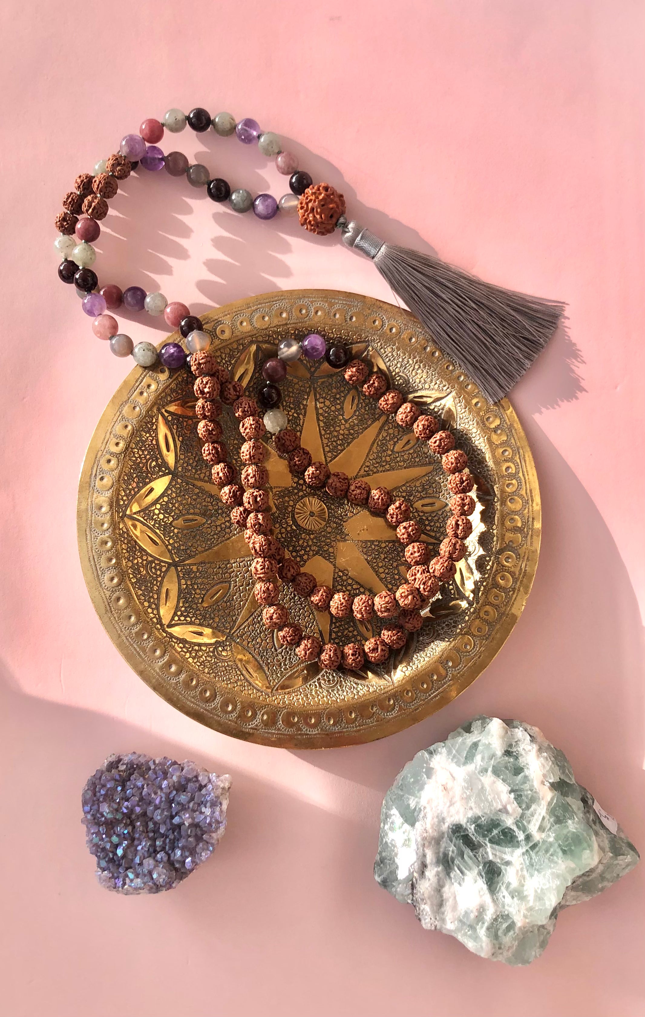 Månesøster Krystaller Rudraksha, Lepidolit, Ametyst, Røgkvarts - Labradorit Mala Kæde ☾ Mantra “Jeg Er Beskyttet, Jeg Er i Balance, Jeg Er i Dyb Healing” https://maanesoester.dk