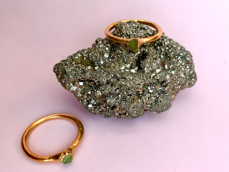 Rå Peridot ring Månesøster Krystaller Månesøstrene Månesøsteren Månesøstre