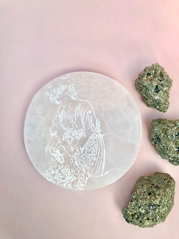 Selenit Plade ☾ Med Tarot Motiv Strength  ☾ RENS, OPLAD & HEAL ☾  Til opladning af krystaller og smykker