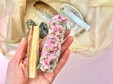 Ceremoniel Luksus Månesøster Gave Box til manifestation af det lykkelige liv Månesøster Krystaller Månesøsteren Pyrit Ametyst Amatyst Palo Santo Palosanto Abelone Abalone Skal Skaller SMudge Stick Smudgestick Selenit Selanit Ocean Jaspis Jasper Sort Turmelin Turmalin