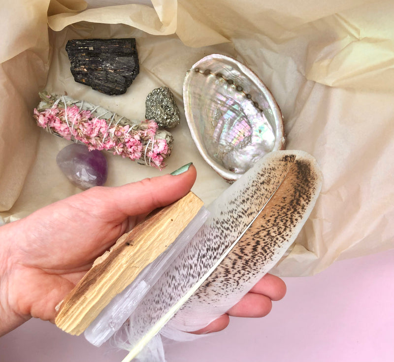 Ceremoniel Luksus Månesøster Gave Box til manifestation af det lykkelige liv Månesøster Krystaller Månesøsteren Pyrit Ametyst Amatyst Palo Santo Palosanto Abelone Abalone Skal Skaller SMudge Stick Smudgestick Selenit Selanit Ocean Jaspis Jasper Sort Turmelin Turmalin
