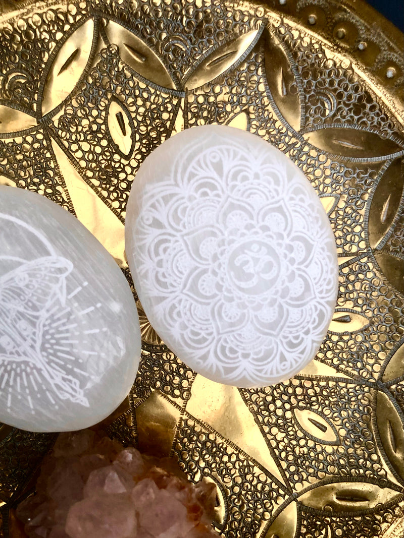 Selenit Palm Stone  ☾ Med Måne Møl & OM Motiv Månesøster Krystaller