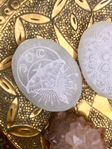 Selenit Palm Stone  ☾ Med Måne Møl & OM Motiv Månesøster Krystaller