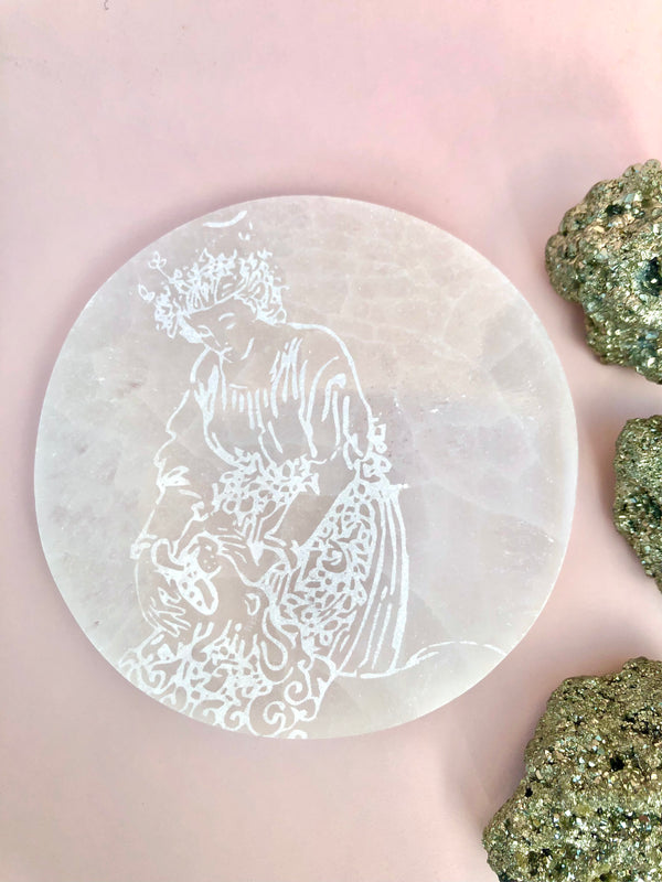 Selenit Plade ☾ Med Tarot Motiv Strength  ☾ RENS, OPLAD & HEAL ☾  Til opladning af krystaller og smykker