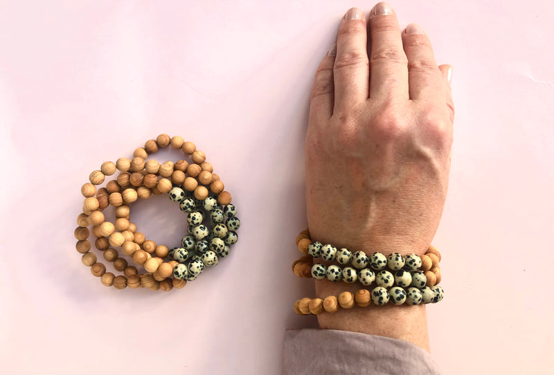 Dalmatiner Jaspis og Sandalwood ☾ Armbånd Månesøster Krystaller