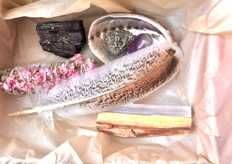 Ceremoniel Luksus Månesøster Gave Box til manifestation af det lykkelige liv Månesøster Krystaller Månesøsteren Pyrit Ametyst Amatyst Palo Santo Palosanto Abelone Abalone Skal Skaller SMudge Stick Smudgestick Selenit Selanit Ocean Jaspis Jasper Sort Turmelin Turmalin